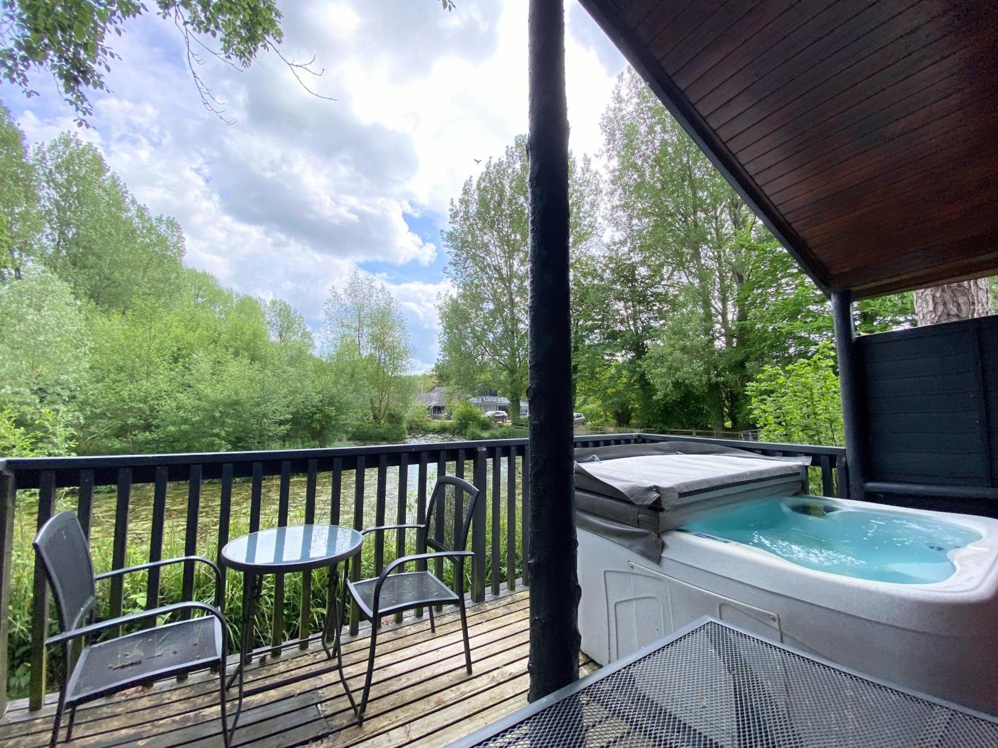 Otter 4 Hot Tub - Huntersmoon-Warminster-Bath-Salisbury Villa Buitenkant foto