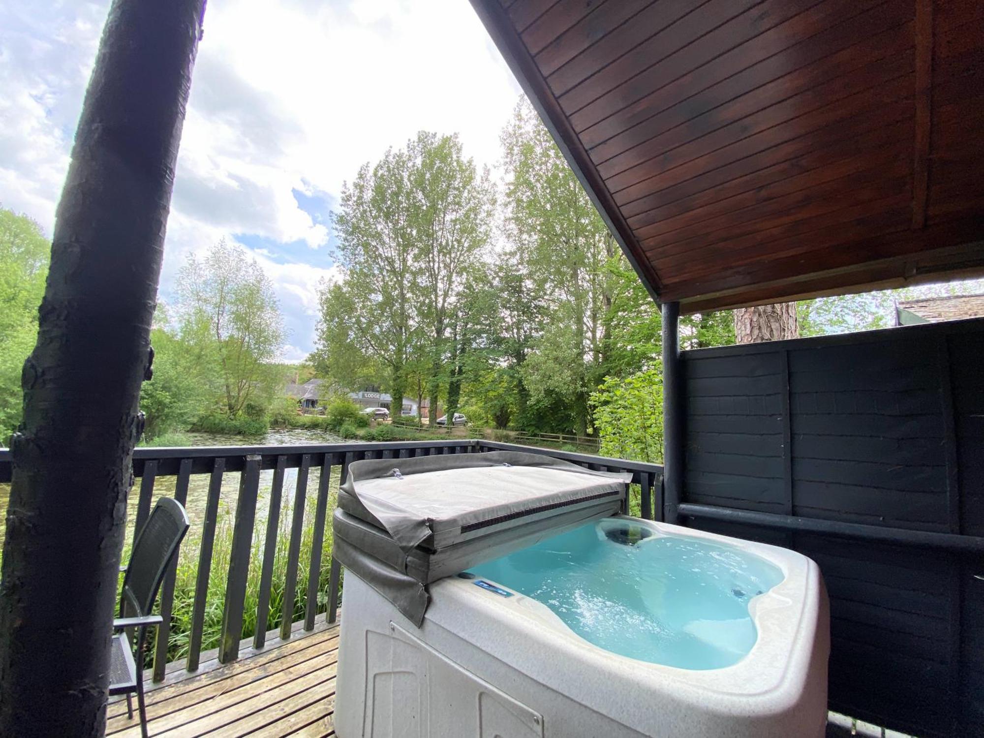 Otter 4 Hot Tub - Huntersmoon-Warminster-Bath-Salisbury Villa Buitenkant foto